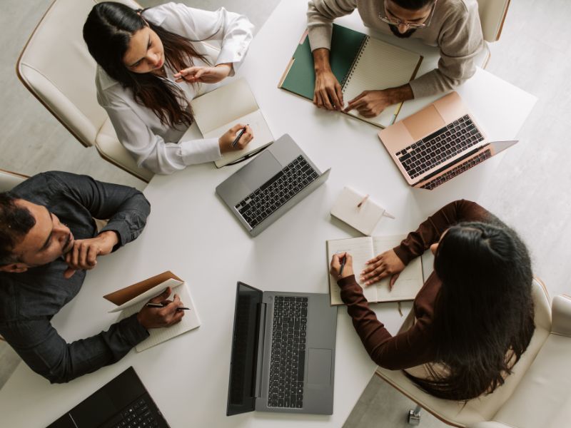 Ontdek de meerwaarde van een well-being werkgroep of ambassadeursteam en leer hoe strategische positionering, effectieve betrokkenheid en actieve rolverdeling bijdragen aan een gelukkige, gezonde en productieve werkvloer.